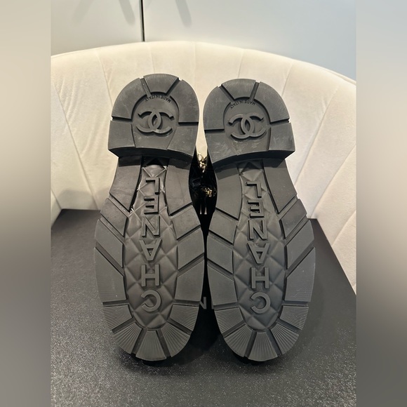 Chanel Shiny Lambskin Leather boots with CC chain - size 38C - Picture 13 of 15